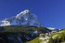 Bauernhöfe unter dem Peitlerkofel, Gadertal, Südtirol, Italien