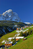 South Tyrolean farmhouses beneath Peitlerkofel, valley Gadertal, Dolomites, South Tyrol, Italy