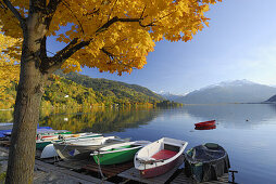 Boote am Zeller See im Herbst, Zell am See, Salzburg, Österreich