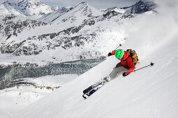 Ein junger Mann, ein Skifahrer, ein Freerider am Stockhorn, Zermatt, Wallis, Schweiz, MR
