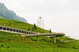 Berglandschaft mit Bergpass, Straße durch die Berge, St. Gotthard, Schweiz