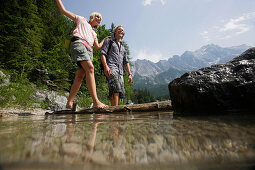 Junges Paar beim Eibsee, Werdenfelser Land, Bayern, Deutschland
