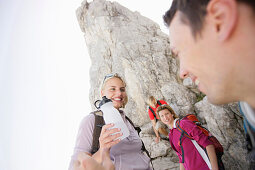 Gruppe Wanderer rastet bei einer Bergtour, Werdenfelser Land, Bayern, Deutschland