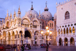 Markusplatz, Piazza San Marco, mit Markusdom, Basilica San Marco, und Dogenpalast, Palazzo Ducale, Venedig, Italien, Europa