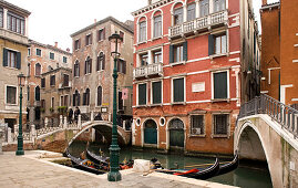 Gondeln an der Ponte de la Cortesia am Campo Manin, Venedig, Italien, Europa