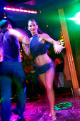 Junges Paar tanzt in Mango's Nightclub, Ocean Drive, South Beach, Miami Beach, Florida, USA
