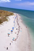 Blick auf Strand mit Menschen im Bill Baggs State Park, Key Biscayne, Miami, Florida, USA