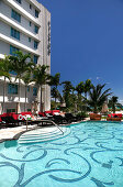 Der Pool des Victor Hotel im Sonnenlicht, Ocean Drive, South Beach, Miami, Florida, USA