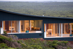 Die erleuchteten, menschenleeren Zimmer der Southern Ocean Lodge im Busch, Kangaroo Island, Südaustralien, Australien