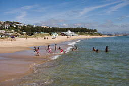 Kinder spielen am Strand, Mossel Bay, Western Cape, Südafrika, Afrika