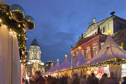 Weihnachtsmarkt, Gendarmenmarkt mit Konzernthaus und Deutschem Dom, Berlin, Deutschland