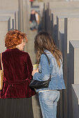 Besucher zwischen den 2.711 Stelen des Holocaust-Mahnmals, Denkmal für die ermordeten Juden Europas