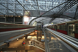 Blick in den Berliner Hauptbahnhof, Berlin, Deutschland