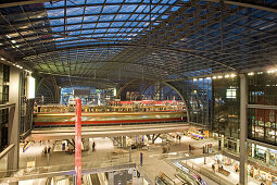 Innenansicht des Hauptbahnhofs am Abend, Berlin, Deutschland, Europa