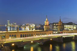 Oberbaumbrücke bei Nacht, Berlin, Deutschland