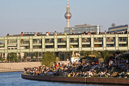 Menschen am Spreeufer und auf der Gustav-Heinemann Brücke, Berlin, Deutschland, Europa