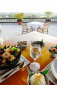 Nasi Campur, indonesisches Frühstück auf der Terrasse des Amanusa Resort, Nusa Dua, Süd Bali, Indonesien, Asien