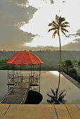 Wasserbecken mit Pavillon auf dem Dach eines Restaurants, Kupu Kupu Barong Resort, Ubud, Indonesien, Asien