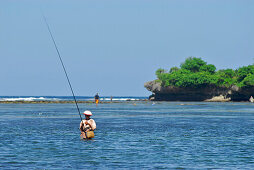 Fischer angeln in der Lagune, Nusa Dua, Bali, Indonesien, Asien