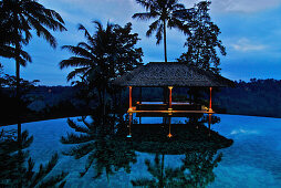 Der menschenleere Pool des Amandari Resort am Abend, Yeh Agung Tal, Bali, Indonesien, Asien
