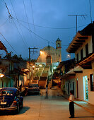 Blick auf die Kirche des Dorfes Ixtuacan de los Reyes am Abend, Provinz Veracruz, Mexiko, Amerika