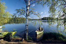 Birken und Boote am Ufer des Päijanne Sees, Jyväskylä, Finnland, Europa