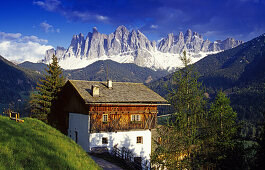 Farm house, view to Le Odle, Val di Funes, Dolomite Alps, South Tyrol, Italy