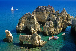 Boote vor der Felsküste im Sonnenlicht, Ponta da Piedade, Algarve, Portugal, Europa