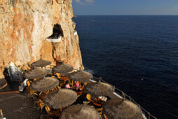 Bar und Discothek in der Cova d´en Xoroi in den Klippen bei Cala en Porter, Menorca, Balearen, Spanien