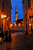 Raekoja Plats, Rathausplatz in abendlicher Beleuchtung kurz vor Mitternacht im Juli, Tallinn, Estland