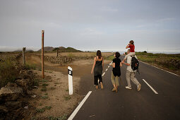 Wanderer, Familie beim Wandern, Camino de la Virgin, Wanderweg, Malpaso, El Hierro, Kanarische Inseln, Spanien