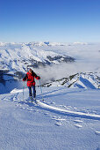 Skitourgeherin beim Ausftieg, Nebelmeer im Inntal, Galtenberg, Kitzbüheler Alpen, Tirol, Österreich