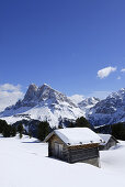 Verschneite Almhütte vor Peitlerkofel, Großer Gabler, Eisacktal, Dolomiten, Trentino-Südtirol, Italien