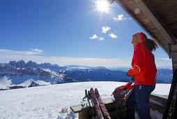 Skitourgeherin macht Rast an einer Almhütte, Großer Gabler, Eisacktal, Dolomiten, Trentino-Südtirol, Italien