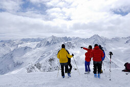 Gruppe Skitourengeher rastet auf Lamsenspitze, Sellrain, Stubaier Alpen, Tirol, Österreich