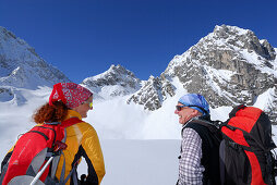 Zwei Skitourengeher, Tajatörl, Mieminger Gebirge, Tirol, Österreich