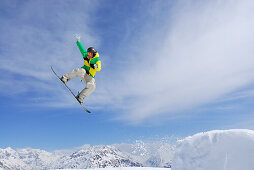 Snowboarder im Sprung, Skigebiet Sölden, Ötztal, Tirol, Österreich