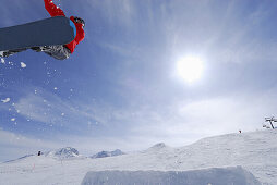 Snowboarder beim Sprung von einer Schanze, Skigebiet Sölden, Ötztal, Tirol, Österreich