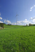 Zwei Windräder auf einer Wiese, Bayern, Deutschland