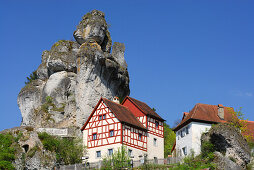 Fachwerkhaus vor Felsen, Tüchersfeld, Fränkische Schweiz, Oberfranken, Bayern, Deutschland