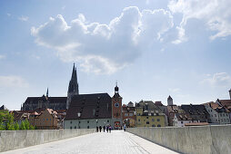 View over Stone Bridge to Regensburg Cathedral, Regensburg, Upper Palatinate, Bavaria, Germany