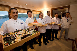 Kellner präsentieren Sushi an Bord einer Yacht, Shetland Inseln, Schottland, Großbritannien