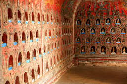 kleine Buddhafiguren in der Wand der Pagode des Shwe Yan Bye-Kloster, Nyaungshwe, Inle See, Shan Staat, Myanmar, Birma, Asien