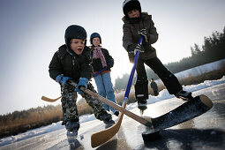 Kinder spielen Eishockey auf dem Buchsee, Münsing, Oberbayern, Deutschland