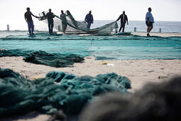 Fischer breiten ihre Netze aus, südlich von Swakopmund, Namibia, Afrika