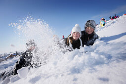 Drei Kinder spielen im Schnee, Münsing, Bayern, Deutschland