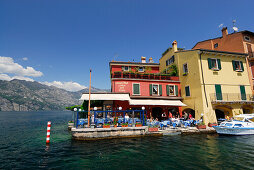Restaurant am Ufer vom Gardasee, Malcesine, Veneto, Italien