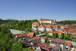 Blick auf die Altstadt mit Kloster St. Mang, Füssen, Allgäu, Schwaben, Bayern, Deutschland
