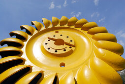 Gelbes Rad einer Turbine, Peltonturbine, Wasserkraftwerk bei Löbbia, Bergell, Graubünden, Schweiz