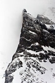 Verschneiter Berg im Nebel, Hintertux, Tirol, Österreich